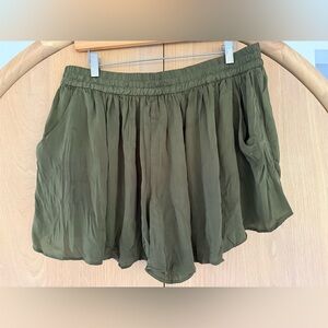 Knot Sisters Olive Green Flowy Women's Shorts Size L
